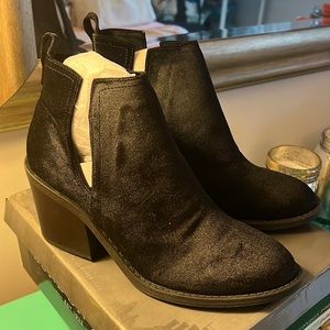 NEW Black Velvet 10M London Fog Boots